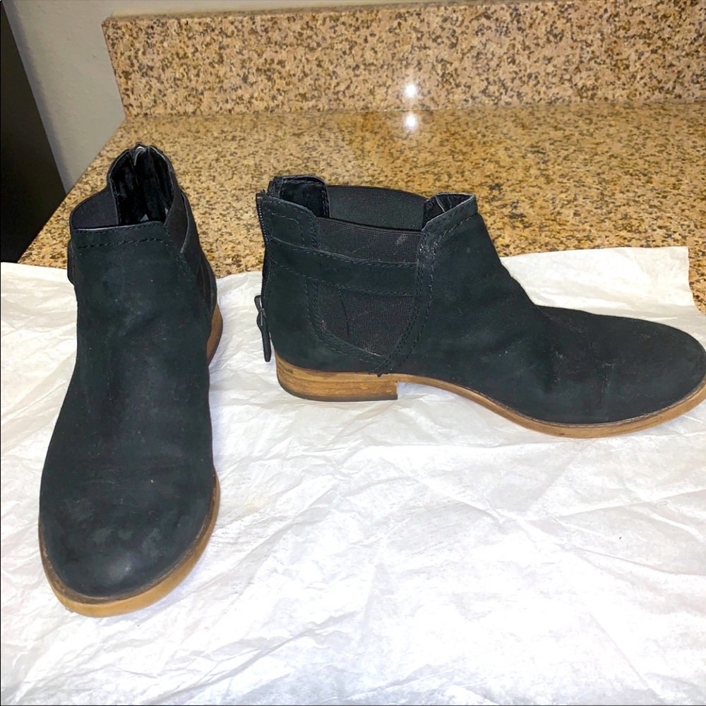 Clarks black suede ankle bootie 7M